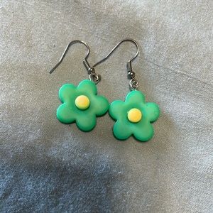 NWOT green flower dangle earrings